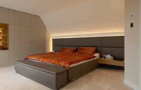Bett Schlafzimmer Privatkunde ullmann tischlerei Oldenburg Bett mit gepolstertem Kopfteil & Nachtisch Massivholz Eiche & Einbauschrank