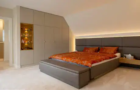 Bett Schlafzimmer Privatkunde ullmann tischlerei Oldenburg Bett mit indirekt beleuchtetem Kopfteil & Nachtisch Massivholz Eiche & Einbauschrank