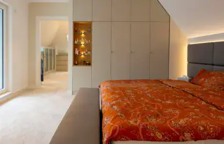 Einbauschrank Schlafzimmer Privatkunde ullmann tischlerei Oldenburg Einbauschrank Schlafzimmer lackiert mit beleuchteten Glasborten
