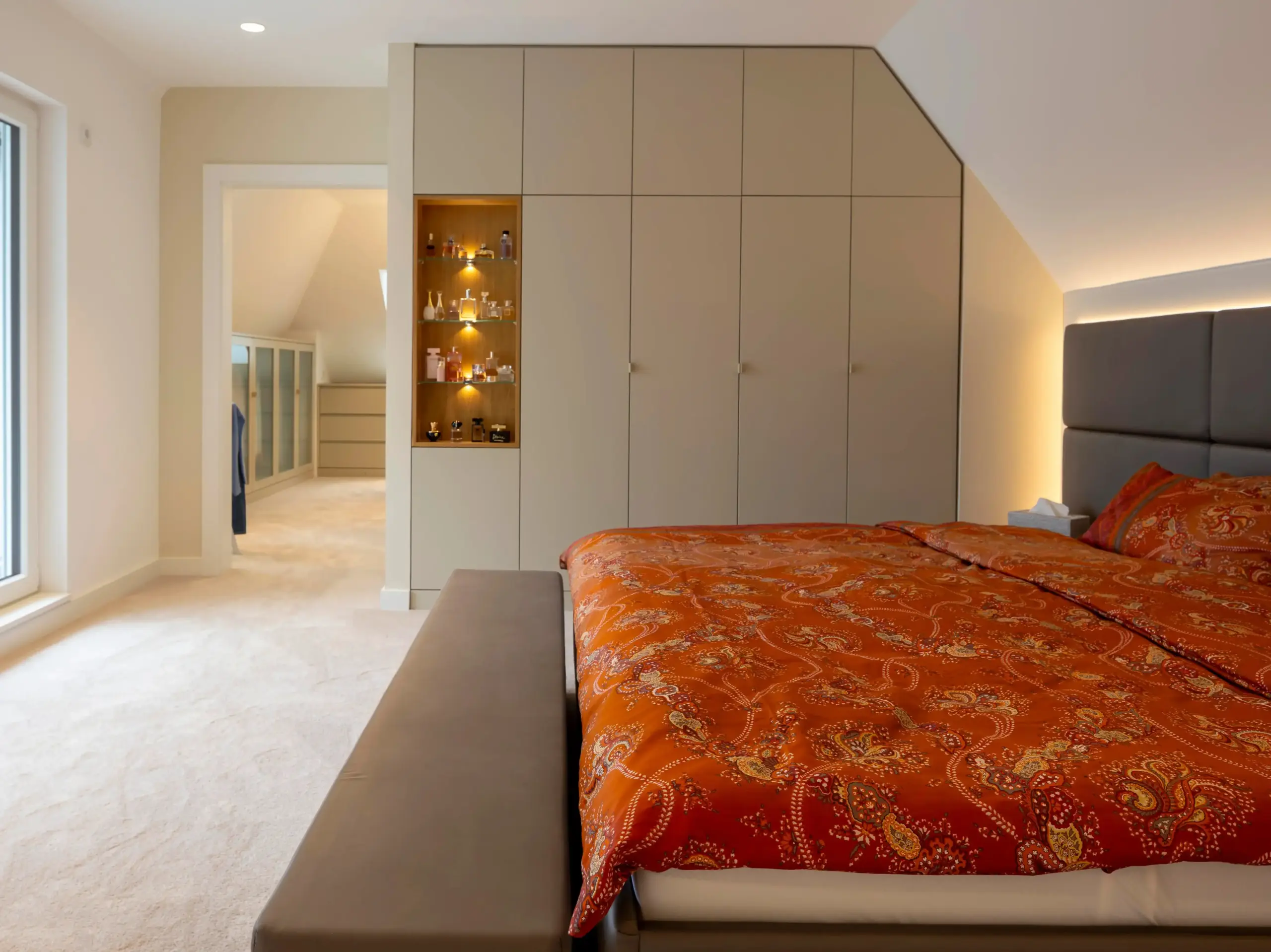 Einbauschrank Schlafzimmer lackiert mit beleuchteten Glasborten