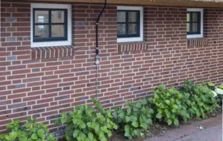Holzfenster mit Sprossen Grünes Holzfenster mit Sprossen und weißem Blendrahmen