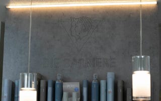 9 Die Barbiere, Oldenburg, Produktwand mit Gravur Die Barbiere, Oldenburg, Ladeneinrichtung