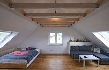 Bett in Eiche mit Schubladen weiß Bett im Spitzboden in Eiche mit Schubladen weiß