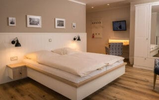 Bett mit Bettkasten und schwebenden Nachttischen, Hotel Mingers, Neuharlingersiel
