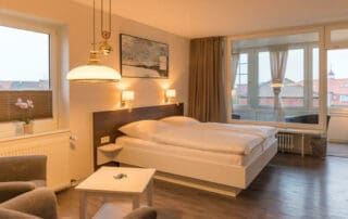 Bett mit Bettkasten und schwebenden Nachttischen, Hotel Mingers, Neuharlingersiel