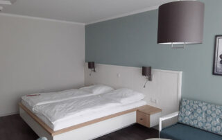 Bett mit Bettkasten und schwebenden Nachttischen, Hotel Mingers, Neuharlingersiel