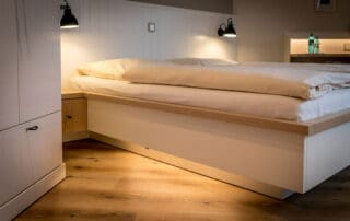 Bett mit Unterbettbeleuchtung und schwebenden Nachttischen, Hotel Mingers, Neuharlingersiel