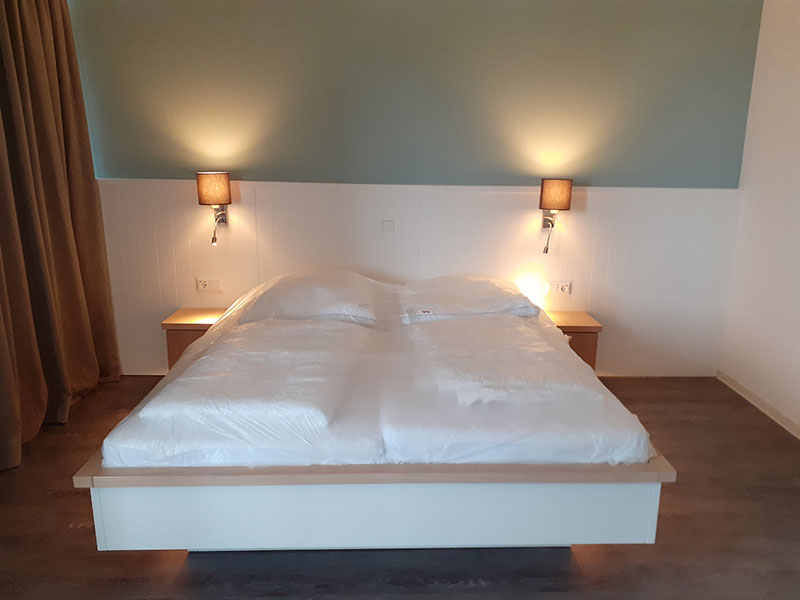 Bett-mit-Wandverkleidung,Hotel-Mingers,-Neuharlingersiel-(2)