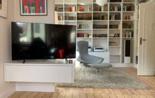 Bücherregal in Weißlack und schwebendem TV-Board