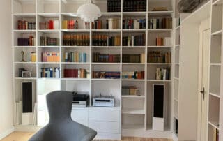 Bücherregal in Weißlack und schwebendem TV-Board