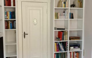 Bücherregal in Weißlack