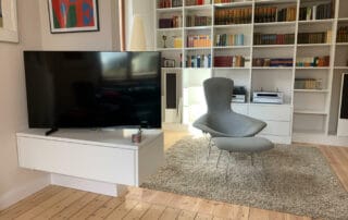 Bücherregal in Weißlack im Wohnzimmer mit passendem TV-Board
