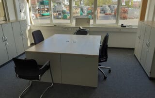 Büroarbeitsplatz mit Aktenschränken in Reihenbauweise, Fa. Team Baucenter Büroarbeitsplatz mit Aktenschränken in Reihenbauweise, Fa. Team Baucenter
