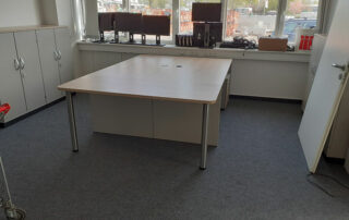 Büroarbeitsplatz mit Aktenschränken in Reihenbauweise 2 Büroarbeitsplatz mit Aktenschränken in Reihenbauweise, Fa. Team Baucenter