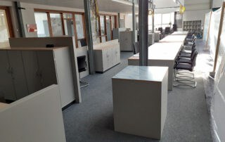 Büroarbeitsplatz mit Aktenschränken in Reihenbauweise, Fa. Team Baucenter Büroarbeitsplatz mit Aktenschränken in Reihenbauweise, Fa. Team Baucenter