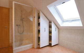 Einbauschrank, Badezimmerschrank weiß mit ausziehbaren Schubladen Einbauschrank, Badezimmerschrank weiß mit ausziehbaren Schubladen
