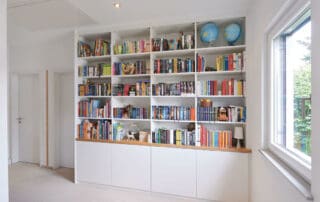 Einbauschrank, Bücherregal in weiß mit Eiche Einbauschrank, Bücherregal in weiß mit Eiche
