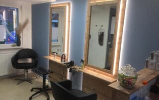 Friseureinrichtung, Janina Preuschaft-Lehr, Metjendorf (1) Friseureinrichtung, Holzwand mit hinterleuchtetem Spiegel