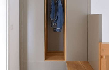 Garderobe, Garderobenschrank, Flurschrank grau mit Eiche massiv Garderobe, Garderobenschrank, Flurschrank grau mit Eiche massiv