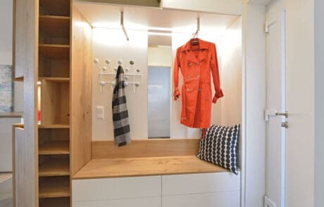 Garderobe, Garderobenschrank, Flurschrank weiß mit Eiche beleuchtet Garderobe, Garderobenschrank, Flurschrank weiß mit Eiche beleuchtet