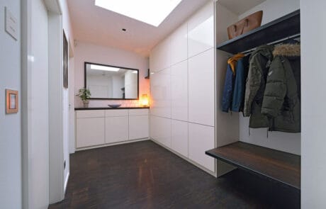 Garderobenschrank, Flurschrank in weiß hochglanz mit Nussbaum massiv Garderobenschrank, Flurschrank in weiß hochglanz mit Nussbaum massiv