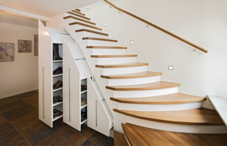 Garderobenschrank, Flurschrank weiß mit Schiebetüren und ausziehbarem Schuhregal Garderobenschrank, Flurschrank weiß mit Schiebetüren und ausziehbarem Schuhregal