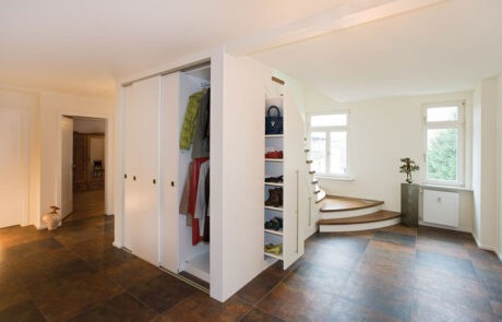 Garderobenschrank, Flurschrank weiß mit Schiebetüren und ausziehbarem Schuhregal Garderobenschrank, Flurschrank weiß mit Schiebetüren und ausziehbarem Schuhregal
