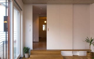 Gleittür aus Holz in weiß
