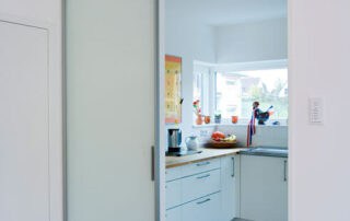 Gleittür aus Milchglas mit Aluminiumrahmen