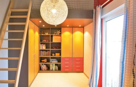 Hochbett, Kinderzimmer Hochbett, Kinderzimmer mit Leiter und Einbauschrank