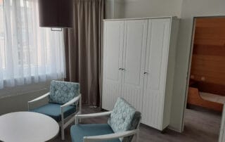 Kleiderschrank mit profilierten Türen, Hotel Mingers, Neuharlingersiel