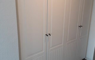 Kleiderschrank mit profilierten Türen, Hotel Mingers, Neuharlingersiel