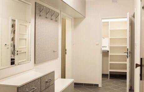 Helle Garderobe mit grauen Fronten Helle Garderobe mit grauen Fronten