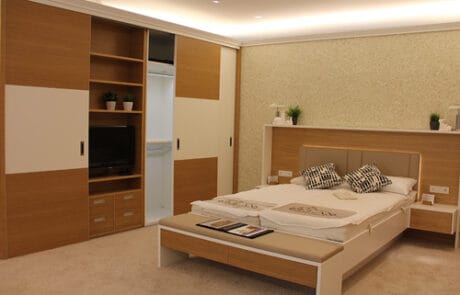 Schlafzimmer Ausstellung ullmann tischlerei Oldenburg Schlafzimmermöbel mit Kleiderschrank, Bett, und Nachtkästen in der Ausstellung der ullmann tischlerei in Oldenburg