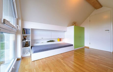 Schlafzimmer, Kinderzimmer, Bett und Einbauschrank Schlafzimmer, Kinderzimmer, Bett und Einbauschrank in weiß sowie Front in grün