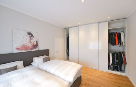 Schlafzimmerschrank, Einbauschrank weiß hochglanz mit Schiebetüren Schlafzimmerschrank, Einbauschrank weiß hochglanz mit Schiebetüren