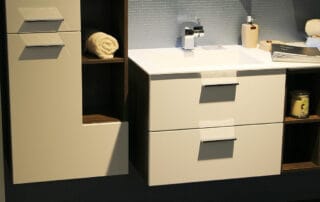 Badezimmerschrank in Nussbaum furniert und weißen Fronten Badezimmerschrank in Nussbaum furniert und weißen Fronten