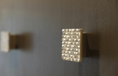 Dunkel funierte Garderobe mit goldenen Griffen Dunkel funierte Garderobe mit goldenen Griffen