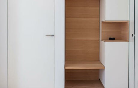 Einbauschrank Garderobe in weiß mit Elementen Eiche massiv Einbauschrank Garderobe in weiß mit Elementen Eiche massiv