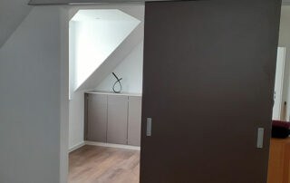 Gleittür aus Holz in anthrazit, beidseitig schließend