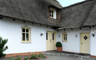 Altbau, Sanierung, Reetdach, Holzfenster & Holztüren gelb Altbau, Sanierung, Reetdach, Holzfenster & Holztüren gelb