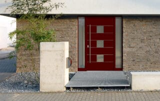 Eingangstür rot mit 3 Fenstern in der Mitte – Stöckel Eingangstür rot mit 3 Fenstern in der Mitte - Stöckel