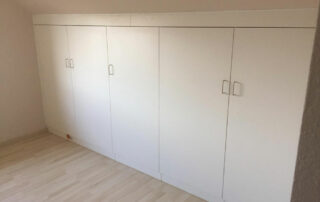 Schlichter Einbauschrank in weiß mit 5 Türen Schlichter Einbauschrank in weiß mit 5 Türen