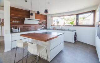 Küche im Neubau in weiß mit Kücheninsel Küche im Neubau in weiß mit Kücheninsel