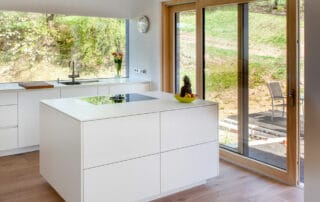 Kücheninsel Neubau in weiß mit push-to-open Fronten Kücheninsel Neubau in weiß mit push-to-open Fronten