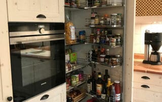 Küche mediterran in weiß, Apothekerschrank Küche mediterran in weiß, Apothekerschrank