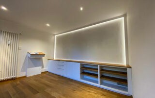 TV Schrank in weiß mit Elementen Eiche massiv TV Schrank in weiß mit Elementen Eiche massiv