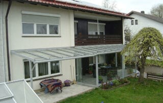Grauer Sommergarten mit verlängerter Überdachung aus Aluminium