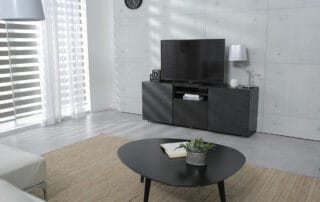 Dunkles Highboard mit strukturierten Fronten Dunkles Highboard mit strukturierten Fronten