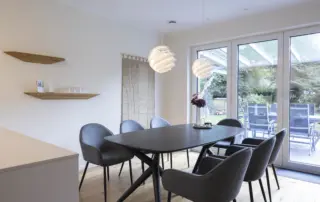 Moderner Esstisch in Eiche massiv und schwarz gebeizt maßangefertigt, Privatkunde ullmann tischlerei Oldenburg Esstisch Küchentisch oval Eiche massiv schwarz gebeizt Esszimmer ullmann tischlerei Oldenburg